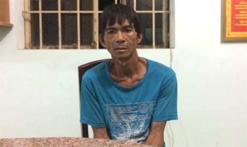 Bắt quả tang 2 đối tượng cạy nắp cống mang đi bán