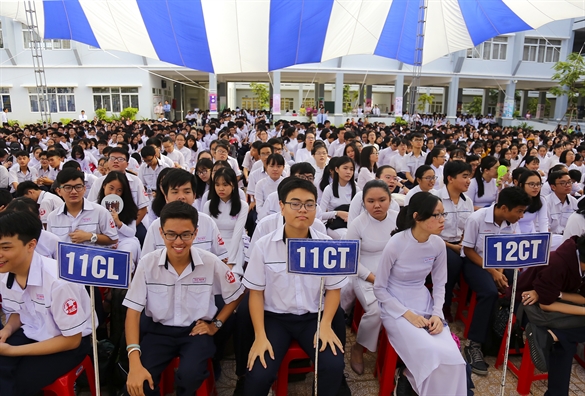 Nu sinh TP.HCM rang ro trong ngay khai giang voi truong moi, ban moi