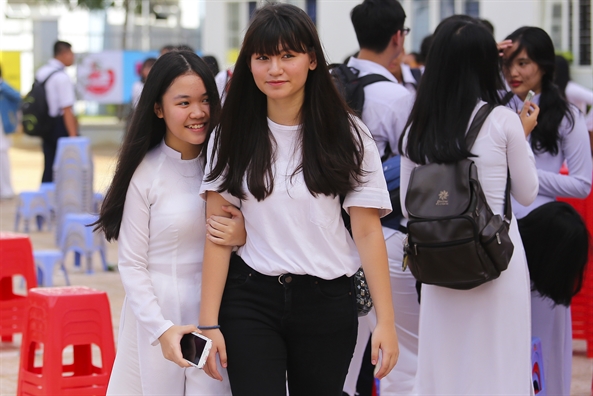 Nu sinh TP.HCM rang ro trong ngay khai giang voi truong moi, ban moi