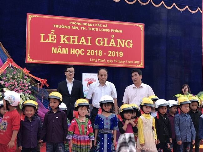 Le phat dong trao tang mu bao hiem cho hoc sinh lop Mot toan quoc nam hoc 2018 - 2019