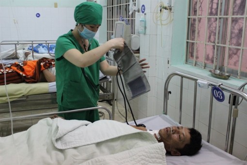 Thợ phụ hồ bị thanh sắt dài 1,5m rơi đâm xuyên cổ