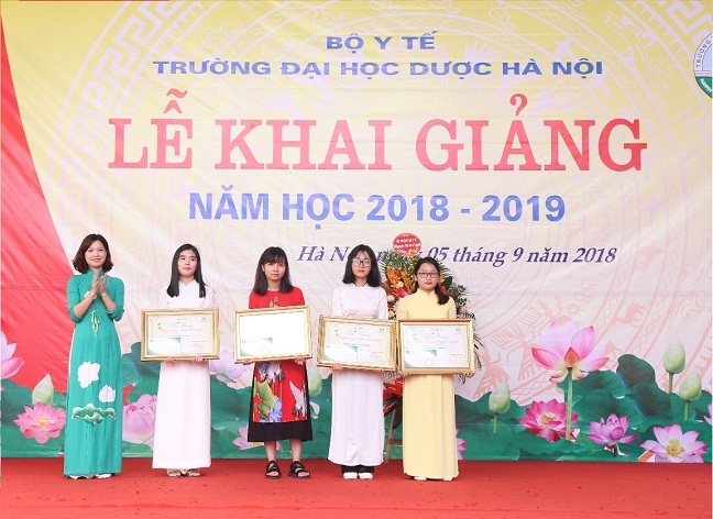 Trao hoc bong Da Huong chung suc cung nu thay thuoc tuong lai lan thu 10 cho sinh vien Dai hoc Duoc Ha Noi