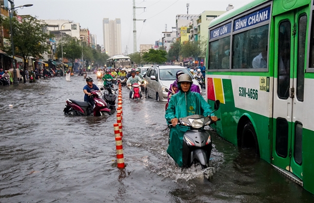 Mua nhu trut nuoc, nguoi dan len cau vuot tranh 'ron lu' cua Sai Gon