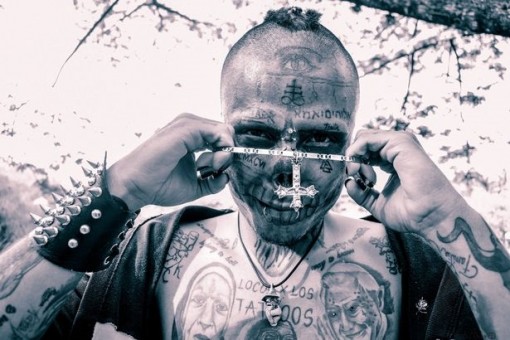 Thanh niên cắt mũi, tai vì muốn mặt giống đầu lâu