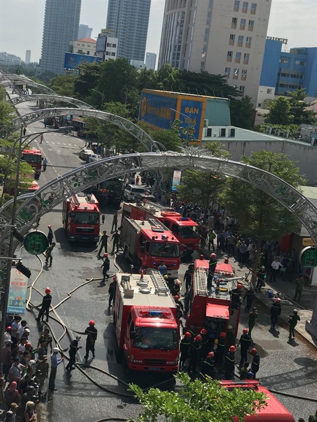 Chay lon, khoi phu mit mu tren duong pho trung tam Da Nang