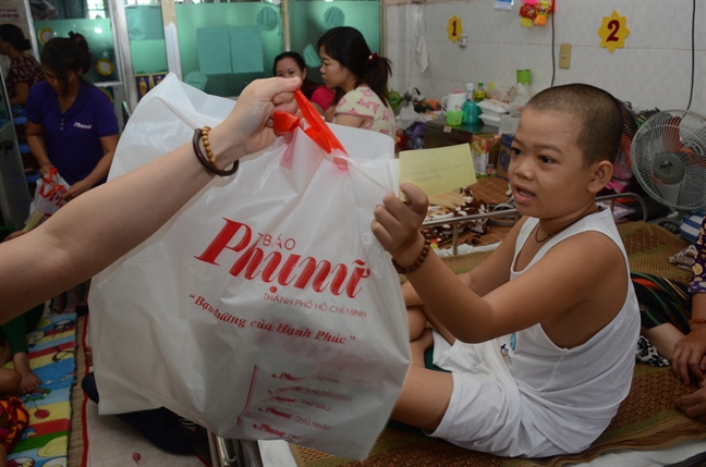 Khat vong song mang Trung thu den som voi benh nhi ung thu