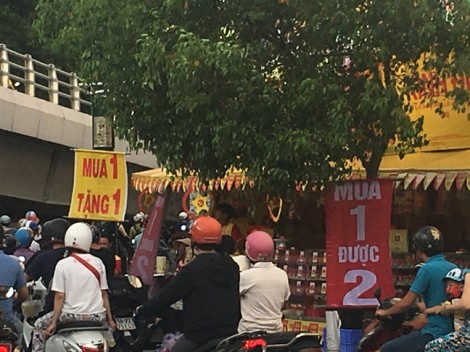 Mập mờ bánh trung thu 'mua 1 tặng 1'