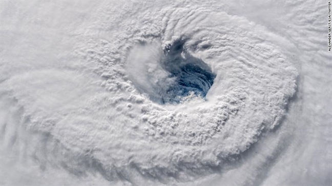 Hang chuc trieu nguoi ‘nin tho’ cho hai sieu bao Mangkhut va Florence