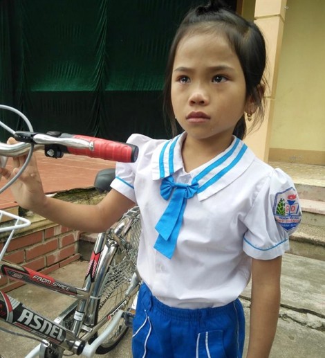 Cô bé lớp 3 khóc òa, quyết nhường xe đạp được tặng cho bạn mồ côi cùng lớp