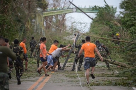 Siêu bão Mangkhut quét qua, dân Philippines mất nhà cửa