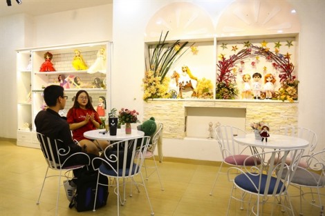 Những cô nàng búp bê tiền tỷ trong quán cà phê ở Sài Gòn