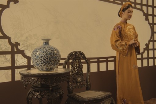 Áo dài thêu tinh xảo lấy cảm hứng từ cung đình Huế Áo dài thêu tinh xảo lấy cảm hứng từ cung đình Huế