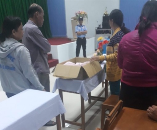 Hai bé gái song sinh chết lưu, người nhà mang thi thể đến bệnh viện đòi làm rõ