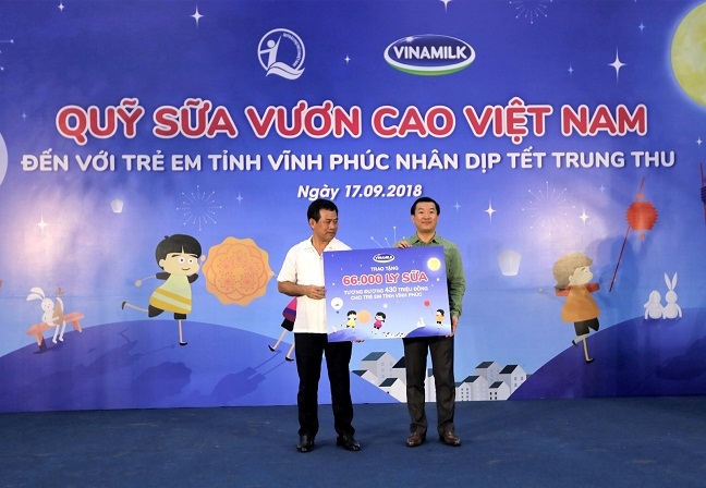 Quy sua Vuon cao Viet Nam va Vinamilk trao 66.000 ly sua cho tre em tinh Vinh Phuc nhan dip tet Trung thu