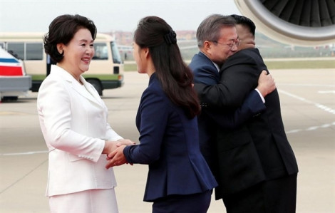 Video: Lãnh đạo Triều Tiên Kim Jong Un ra tận sân bay đón Tổng thống Hàn Quốc