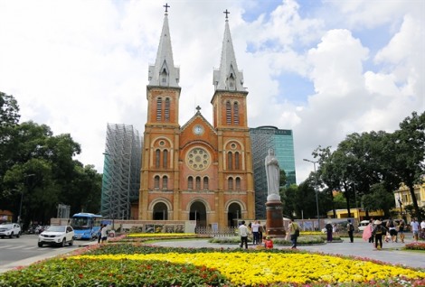 Công viên trước Nhà thờ Đức Bà Sài Gòn thành hoa viên rực rỡ
