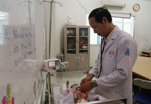 Lần đầu tiên ứng dụng kỹ thuật mới cứu bé sinh non không phải cắt bỏ tay