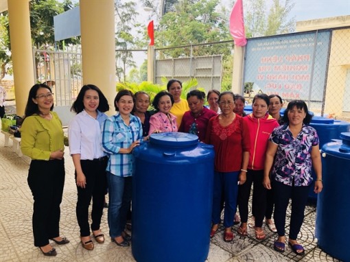 Quận Tân Phú: Tặng bồn nước cho phụ nữ nghèo huyện Cần Giờ