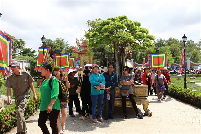 Nguoi gia, tre em doi nang xem le gio To san khau tai den tho To cua nghe si Hoai Linh