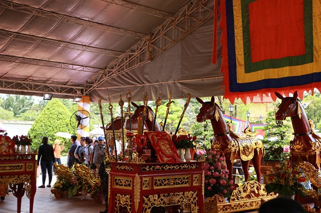 Nguoi gia, tre em doi nang xem le gio To san khau tai den tho To cua nghe si Hoai Linh