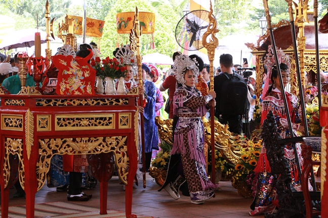 Nguoi gia, tre em doi nang xem le gio To san khau tai den tho To cua nghe si Hoai Linh