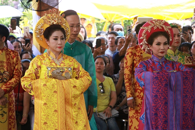 Nguoi gia, tre em doi nang xem le gio To san khau tai den tho To cua nghe si Hoai Linh