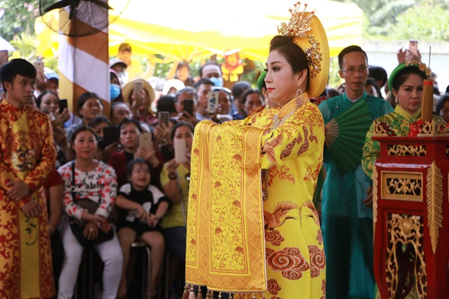 Nguoi gia, tre em doi nang xem le gio To san khau tai den tho To cua nghe si Hoai Linh