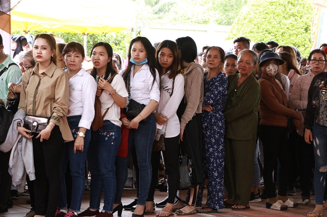 Nguoi gia, tre em doi nang xem le gio To san khau tai den tho To cua nghe si Hoai Linh