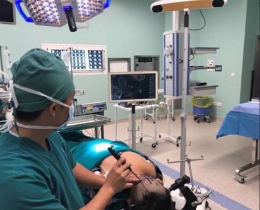 Bé trai đau đầu, bác sĩ khám phát hiện u não to bằng trái banh tennis