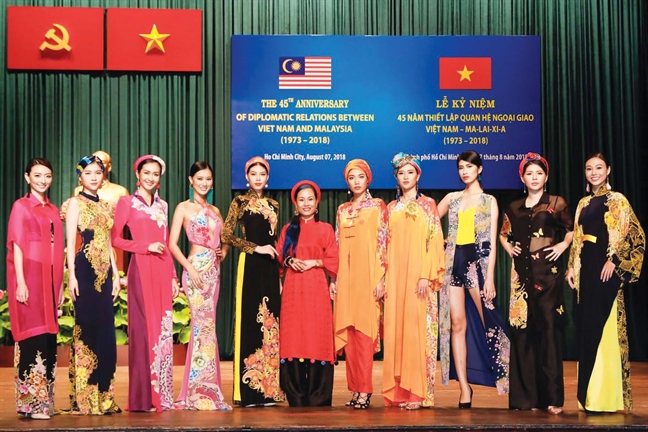 'Không phải bây giờ thì bao giờ' 'Khong phai bay gio thi bao gio'