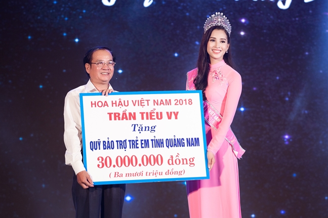 Hoa hau Tran Tieu Vy duoc UBND tinh Quang Nam tang bang khen