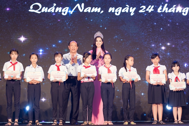 Hoa hau Tran Tieu Vy duoc UBND tinh Quang Nam tang bang khen