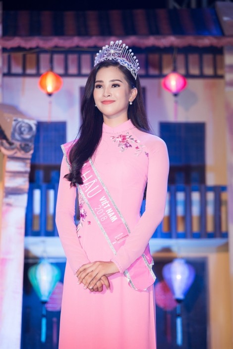 Hoa hậu Trần Tiểu Vy được UBND tỉnh Quảng Nam tặng bằng khen