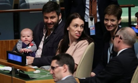 Mang theo con nhỏ vào phòng họp, Thủ tướng New Zealand làm nên lịch sử tại LHQ