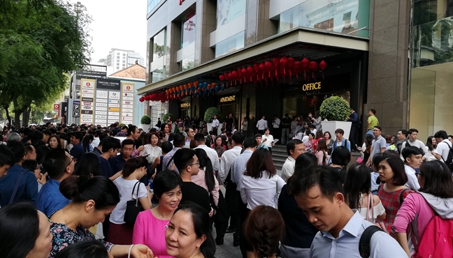 Hang tram nguoi  thao chay khoi trung tam thuong mai vi chuong bao chay bi bam nham?