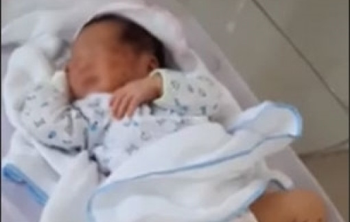 Cứu bé sơ sinh nghi bị mẹ nhét xuống lỗ nhà xí