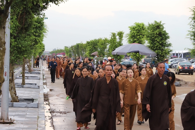 Nguoi dan Ninh Binh don linh cuu Chu tich nuoc tro ve dat me