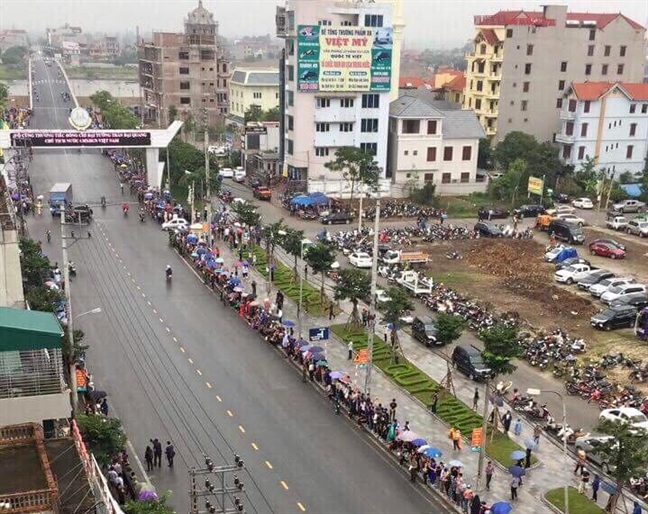 Nguoi dan Ninh Binh don linh cuu Chu tich nuoc tro ve dat me