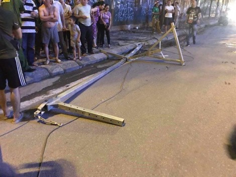 Hà Nội: Thanh sắt công trình rơi,  một người đi đường tử vong
