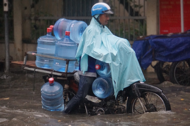 Mua nhu trut nuoc giua trua, nguoi Sai Gon vuot ngap ngay cuoi tuan