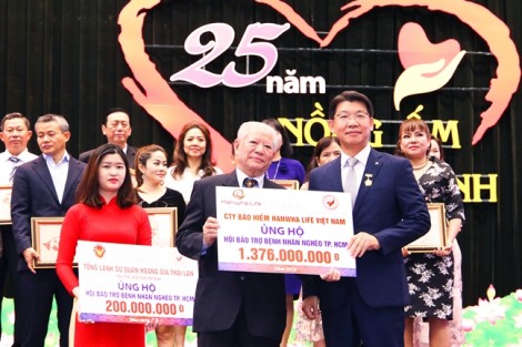 Tổng giám đốc Hanwha Life Việt Nam vinh dự nhận huy hiệu TP.HCM