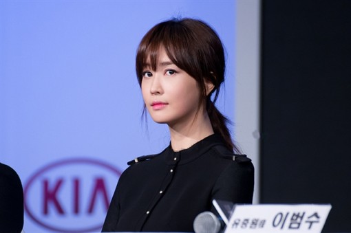 Sao châu Á để tóc mái thưa: Người trẻ ra, kẻ già đi