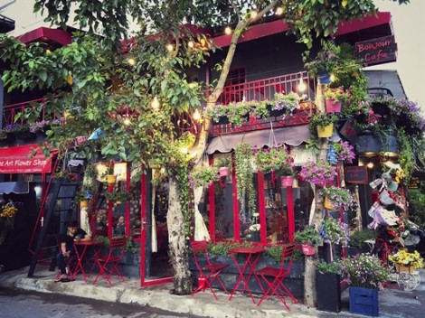 Thưởng thức cà phê ngắm hoa giữa Sài Gòn mà cứ ngỡ đang ở Paris lãng mạn