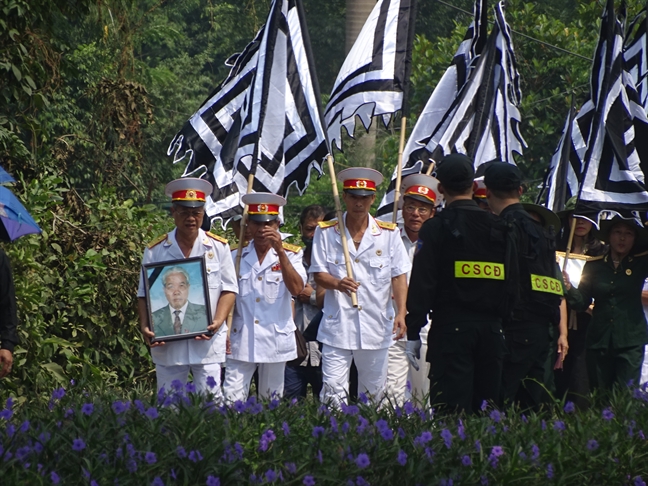 Nguoi dan doi nang cho dua tien co Tong Bi thu Do Muoi