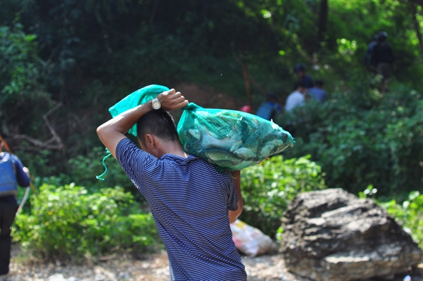 Nguoi dan do xo di bat ca 'khung' khi thuy dien Tri An ngung xa lu