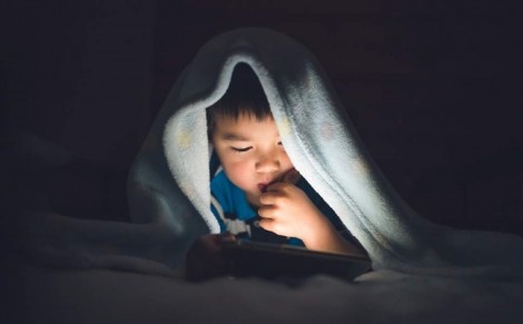 Thói quen của nhiều cha mẹ khiến trẻ bị rối loạn giấc ngủ từ rất sớm