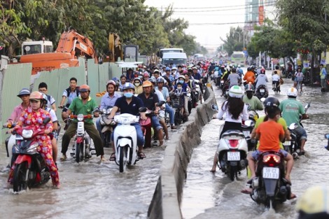 Triều cường dâng cao, người đi đường ngã sấp xuống nước