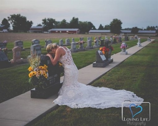 Cô dâu mặc váy trắng gục đầu lên mộ chú rể vào ngày cưới