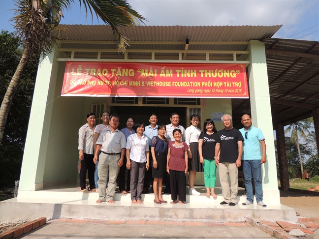 Bao Phu Nu trao mai am tinh thuong cho phu nu ngheo vung bien gioi