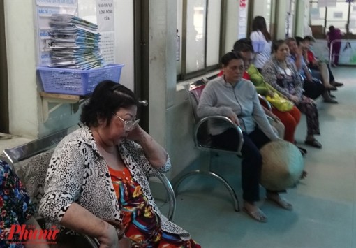 Bác sĩ chỉ được khám tối đa 65 ca/ngày, bệnh nhân đành trả tiền cho dịch vụ